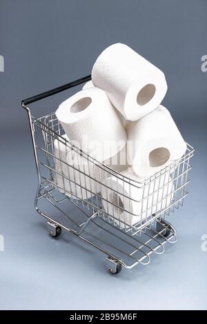 Lebensmittel-Einkaufswagen voll Toilettenpapier. Konzept des Mangels an toilettenpapier in den Geschäften aufgrund von Coronavirus, Covid-19 Stockfoto