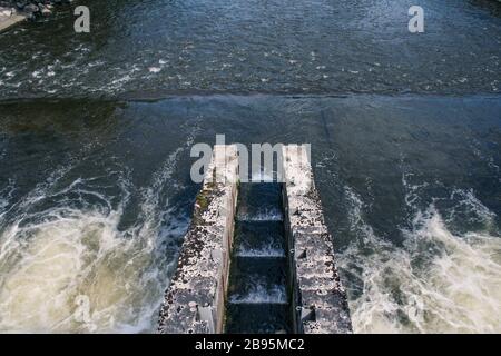 Wasserdamm in Durbuy, Belgien Ardenna Stockfoto