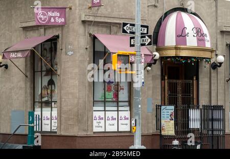 Ein Nagelsalon im New Yorker Stadtteil Chelsea ist am Freitag, 20. März 2020 zu sehen. Der Gouverneur des Bundesstaates New York, Andrew Cuomo, hat zusammen mit den Gouverneuren von New Jersey und Connecticut die Schließung von barber-geschäften, Nagel- und Haarsalons, Tätowierungen und anderen Körperpflegegeschäften angeordnet. (© Richard B. Levine) Stockfoto