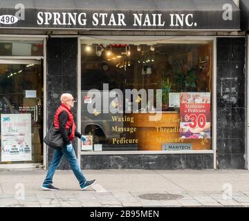 Ein Nagelsalon im New Yorker Stadtteil Greenwich Village ist am Freitag, 20. März 2020 zu sehen. Der Gouverneur des Bundesstaates New York, Andrew Cuomo, hat zusammen mit den Gouverneuren von New Jersey und Connecticut die Schließung von barber-geschäften, Nagel- und Haarsalons, Tätowierungen und anderen Körperpflegegeschäften angeordnet. (© Richard B. Levine) Stockfoto