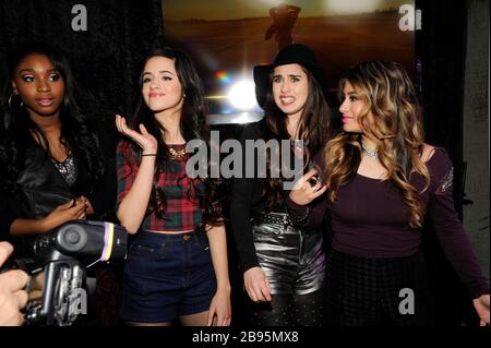 (L-R) Normani Hamilton, Camila Cabello, Lauren Jauregui und Ally Brooke of Fifth Harmony treffen am 6. Dezember 2013 im Staples Center in Los Angeles, Kalifornien zum KIIS FM Jingle Ball 2013 ein. Stockfoto