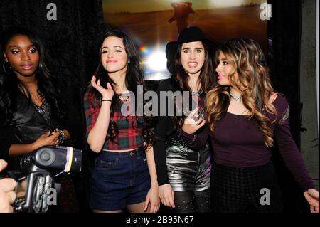 (L-R) Normani Hamilton, Camila Cabello, Lauren Jauregui und Ally Brooke of Fifth Harmony treffen am 6. Dezember 2013 im Staples Center in Los Angeles, Kalifornien zum KIIS FM Jingle Ball 2013 ein. Stockfoto