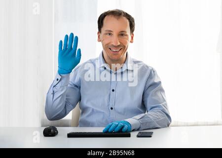 Portrait eines glücklichen jungen Mann winkte mit der Hand Stockfoto