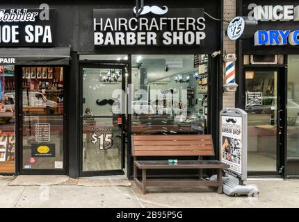 Am Freitag, den 20. März 2020, wird ein barber Shop im New Yorker Stadtteil Chelsea gesehen. Der Gouverneur des Bundesstaates New York, Andrew Cuomo, hat zusammen mit den Gouverneuren von New Jersey und Connecticut die Schließung von barber-geschäften, Nagel- und Haarsalons, Tätowierungen und anderen Körperpflegegeschäften angeordnet. (© Richard B. Levine) Stockfoto