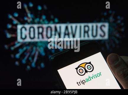 In dieser Abbildung ist das amerikanische Reisebüro- und Restaurantwebsite TripAdvisor Logo zu sehen, das auf einem Smartphone mit einem Computermodell des COVID-19 Coronavirus im Hintergrund angezeigt wird. Stockfoto