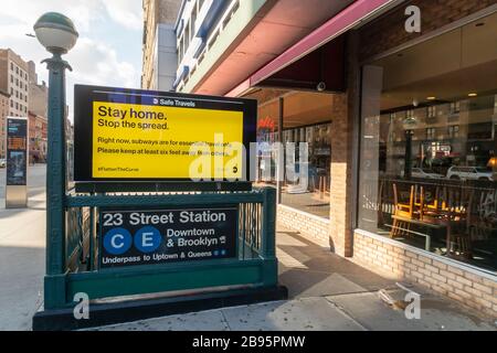 Ein digitaler Kiosk am U-Bahn-Eingang in Chelsea in New York am Sonntag, 22. März 2020 zeigt Informationen über soziale Distanzierungen aufgrund der COVID-19-Pandemie an. (© Richard B. Levine) Stockfoto