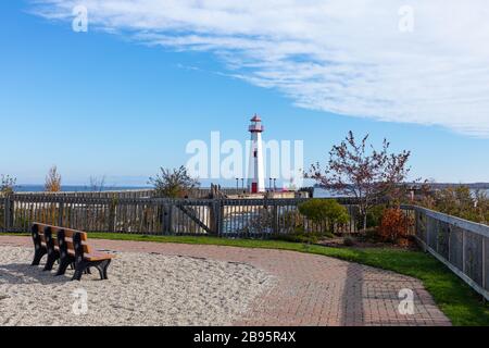 Wawatam Leuchtturm in St. Ignace, Michigan, Vereinigte Staaten von Amerika, Mackinac Island auf dem Hintergrund Stockfoto