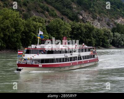 SPITZ, ÖSTERREICH - 13. JULI 2019: Das Flussexkursionsboot Wachau auf der Donau Stockfoto