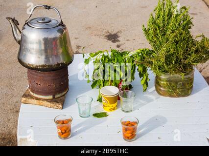 Maghrebi Minztee. Straßenstall. Tunesien, Afrika. Stockfoto
