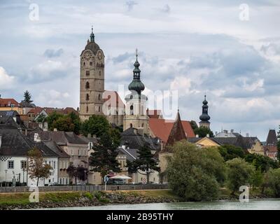 KREMS, ÖSTERREICH - 13. JULI 2019: Blick von der Donau aus auf die Stadt und die Kirchtürme in der Altstadt Stockfoto