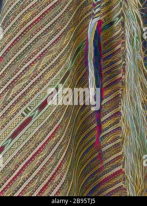 damenumhang (handira), Beni Ouarain, Berber Peoples, Anfang 1900er Jahre, Wolle, Baumwolle, 94-1/2 Zoll x 44 Zoll, 240,0 x 11,8 cm. (Mit Rand), Textil und Fashion Arts, von Gibon neu vorgestellt, Design von warmem, fröhlichem Leuchten von Helligkeit und Lichtstrahlen. Klassische Kunst mit moderner Note neu erfunden. Fotografie, inspiriert vom Futurismus, die dynamische Energie moderner Technologie, Bewegung, Geschwindigkeit und Kultur revolutionieren. Stockfoto