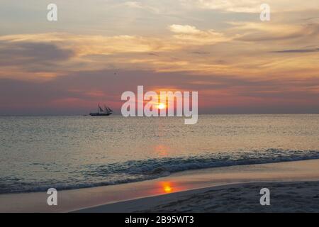 Fantastischer Sonnenuntergang am Eagle Beach auf der Insel Aruba. Karibik. Unvergessliche Aussicht. Schöne Naturlandschaft. Stockfoto