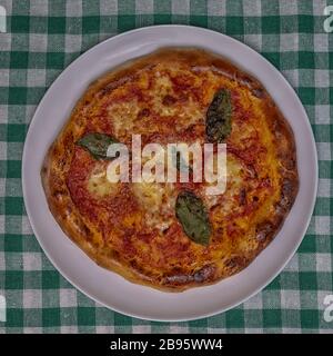 Margherita Pizza mit Tomato Mozzarella und Basil Stockfoto