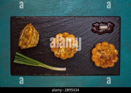 Muffins mit Käse gouda Cheddar Eiern Stockfoto