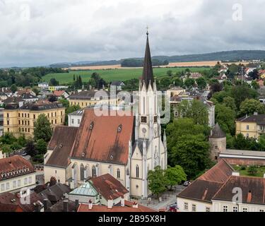 MELK, ÖSTERREICH - 13. JULI 2019: Melk Pfarrkirche Melk wie gesehen Melk Abtei Stockfoto