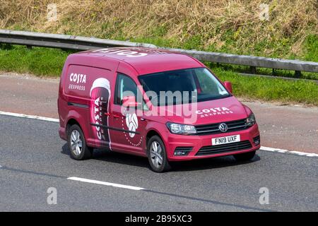 Costa Coffee Red Service Delivery van; UK Fahrzeugverkehr, Transport, Fahrzeuge bewegen, VW Volkswagen Caddy Fahrzeug, Straßen, Motoren, Autofahren auf der Autobahn M6 Stockfoto