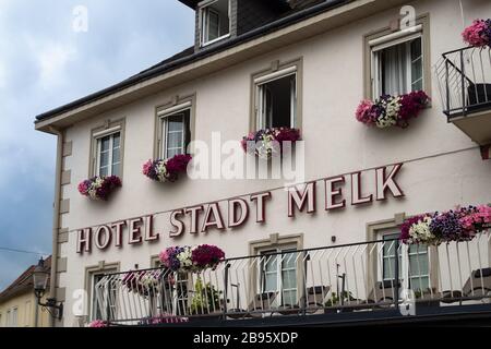 MELK, ÖSTERREICH - 13. JULI 2019: Das hübsche Hotel Stadt Melk in der Altstadt Stockfoto