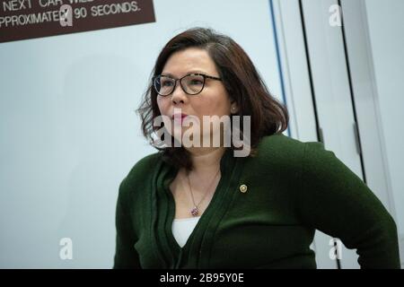 Washington, DC, USA. März 2020. US-Senator Tammy Duckworth (Demokrat von Illinois) spricht mit einem Mitglied der Medien in der Senate Subway nach einer Cloture Abstimmung über ein Coronavirus Stimulus Package im United States Capitol in Washington, DC, USA, am Montag, 23. März 2020. Kredit: Stefani Reynolds/CNP weltweite Nutzung Credit: Dpa / Alamy Live News Stockfoto