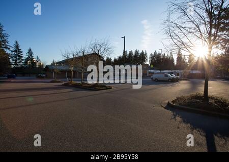 NORTH VANCOUVER, BC, KANADA - MAR 21, 2020: Parkgate rec Center Parkplatz, der aufgrund der Schließung des rec Center als Reaktion auf den leer steht Stockfoto