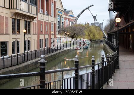 Das Waterside Gebiet im Herzen von Lincoln zeigt River Whitham mit dem Empowerment, das eine öffentliche Skulptur im Zentrum der Stadt Lincoln in England ist. Die Skulptur wurde vom Künstler Stephen Broadbent entworfen, von Alstom Power (heute Siemens) gesponsert und 2002 fertiggestellt und überspannt den Fluss Witham auf dem Lincoln City Square Stockfoto