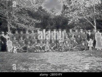 Negativ - Wangaratta, Victoria, April 1916, EIN formales Porträt uniformierter Soldaten aus der dritten Platte des Wangaratta Training Center. Sie sind in drei ordentlichen Reihen angeordnet. Mit ihnen sind eine Reihe von Frauen und Kindern abgebildet, die von Gibon neu vorgestellt wurden und ein warmes, fröhliches Leuchten von Helligkeit und Lichtstrahlen ausstrahlen. Klassische Kunst mit moderner Note neu erfunden. Fotografie, inspiriert vom Futurismus, die dynamische Energie moderner Technologie, Bewegung, Geschwindigkeit und Kultur revolutionieren. Stockfoto