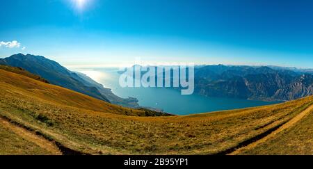 Blick auf den Gardasee vom Monte Baldo, Italien.Panorama auf den wunderschönen Gardasee, der im Herbst von Bergen umgeben ist Stockfoto
