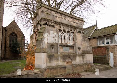 Der Wasserbehälter der Leitung saß außerhalb der St Marys le Wigford Kirche, geglaubt, um die älteste Kirche in Lincoln zu sein. Stockfoto