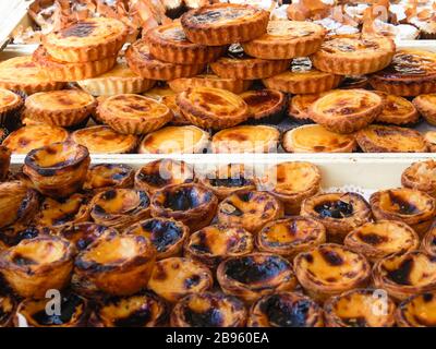 Typisch portugiesische Gebäckstücke - Pastell de Nata Stockfoto