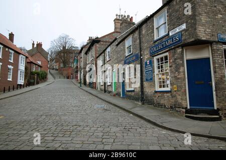 Der Blick auf den steilen Hügel, Lincoln, auf die Kathedrale. Steep Hill ist einer der meistbesuchten Orte in der Stadt Lincoln in der englischen Grafschaft Lincoln. Steep Hill verbindet Lincoln bergauf mit dem Stadtzentrum und dem Einkaufszentrum, die sich auf der Ebene befinden. Sie war früher als Ermine Street bekannt und wird derzeit vom County Council von Lincoln County unterhalten. Stockfoto