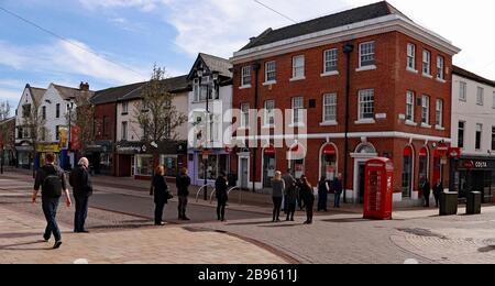 Die Kunden stehen außerhalb der Santander Bank im Stadtzentrum von Ormskirk. Der Zugang zur Bank war auf einen Kunden auf einmal aufgrund von Coronavirus beschränkt. Stockfoto