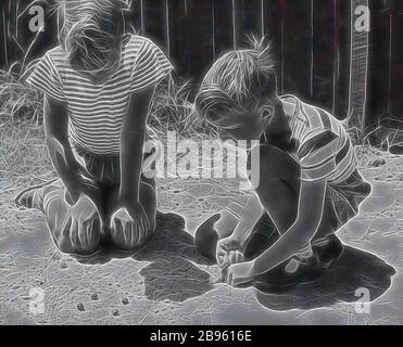 Foto - Jungen, die Marbles spielen, Dorothy Howard Tour, Australien, 1954, Schwarz-Weiß-Foto, das zwei Jungen zeigt, die Murmeln auf Sandy Ground, Australien, 1954 spielen. Es ist eine Gruppe von Fotos, die vermutlich von der amerikanischen Folkloristin Dr. Dorothy Howard während ihres Studiums von Kinderspielen und Playlore in Australien im Rahmen eines Fulbright-Forschungsstipendiums, 1954-1955, aufgenommen wurden. Ihre Fotografien und Forschungen sind Teil der Australian Children's Folklore Collection at geworden, die von Gibon neu vorgestellt wurde, Design von warmem, fröhlichem Leuchten von Helligkeit und Lichtstrahlen. Die klassische Kunst wurde mit einem modernen T neu erfunden Stockfoto