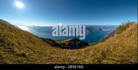 Blick auf den Gardasee vom Monte Baldo, Italien.Panorama auf den wunderschönen Gardasee, der im Herbst von Bergen umgeben ist Stockfoto