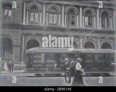 Negativ aus Glas - Circular Quay Tram, Sydney, ca. 1900 s, Schwarz und Weiß, 1/4-Platten-Glasnegativ, mit einer Circular Quay Tram in der Stadt Sydney, mit Fußgängern vor dem Hotel und einem großen Sandsteingebäude dahinter, ca. 1900 s. Dies ist eines von zwölf negativen, die ursprünglich in einer imperialen Special Rapid Plates-Box mit Szenen in Sydney und einem Picknick an einem unbekannten Ort, vermutlich in New South Wales oder Victoria, untergebracht waren. Die Herkunft dieser Bilder ist, von Gibon neu vorstellbar, ein warmes, fröhliches Leuchten von Helligkeit und Lichtstrahlen. Klassische Kunst mit moderner Note neu erfunden. Photograa Stockfoto