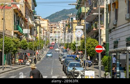 ERCOLANO, IN DER NÄHE VON NEAPEL, ITALIEN - AUGUST 2019: Die Hauptstraße der Stadt Ercolano am Stadtrand von Neapel. Stockfoto