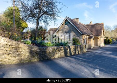 Bilder, die in Bibury in England im Cotswold aufgenommen wurden. Mit ikonischen Bildern von Tourist Hotspots. Beschrieben von William Morris World Famous Designer. Stockfoto