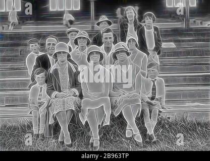 Glass negative - Gruppenporträt im Sportstand, ca. 1930er Jahre, EIN Schwarzweiß-Halbplattennegativ mit einem Gruppenporträt von Männern, Frauen und Kindern auf einem Sportstand. Wahrscheinlich sind dies die Familie und Freunde von Kindern, die an den Rennen teilnehmen, die auf begleitenden negativen zu sehen sind., von Gibon neu vorgestellt, Design von warmem, fröhlichem Leuchten von Helligkeit und Lichtstrahlen. Klassische Kunst mit moderner Note neu erfunden. Fotografie, inspiriert vom Futurismus, die dynamische Energie moderner Technologie, Bewegung, Geschwindigkeit und Kultur revolutionieren. Stockfoto