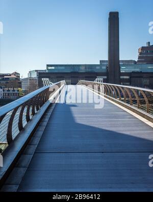 London, England, Großbritannien - 23. März 2020: Desertierte Millenniumsbrücke in London im Sperrfall während des Corona-Virus-Covid-19-Ausbruchs. Stockfoto