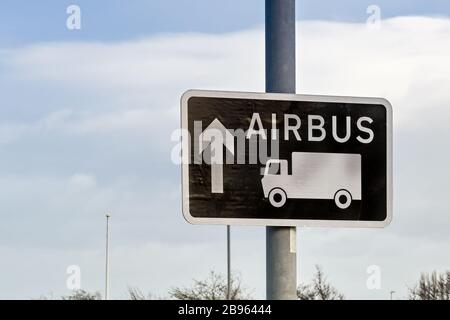 BROUGHTON, WALES - MÄRZ 2020: Straßenschild, das Fahrer von Lieferwagen zum Airbus-Werk leitet. Das Werk stellt die Flügel für Airbus-Flugzeuge her. Stockfoto