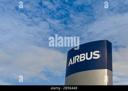 BROUGHTON, WALES - MÄRZ 2020: Schild vor dem Eingang zum Airbus-Plan in Broughton. Das Werk stellt die Flügel für Airbus-Flugzeuge her. Stockfoto