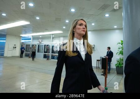 Washington, DC, USA. März 2020. US-Senator Kelly Loeffler (Republikaner von Georgia) läuft während einer Kloturabstimmung über ein Coronavirus Stimulus Package im United States Capitol in Washington, DC, USA am Montag, 23. März 2020 durch die Senatsverwaltung. Kredit: Stefani Reynolds/CNP weltweite Nutzung Credit: Dpa / Alamy Live News Stockfoto