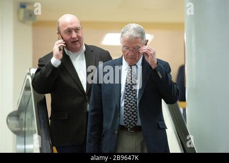 Washington, DC, USA. März 2020. US-Senator Jim Inhofe (Republikaner von Oklahoma) läuft während einer Cloture Abstimmung über ein Coronavirus Stimulus Package im United States Capitol in Washington, DC, USA, am Montag, 23. März 2020 durch die Senate Subway. Kredit: Stefani Reynolds/CNP weltweite Nutzung Credit: Dpa / Alamy Live News Stockfoto
