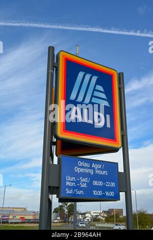 BROUGHTON, WALES - MÄRZ 2020: Schild außerhalb einer Filiale der ALDI-Supermarktkette in Broughton. Stockfoto