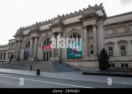 NEW YORK, N.Y/USA - 22. März 2020: Das Metropolitan Museum of Art an einer leeren Fifth Avenue wegen gesundheitlicher Bedenken, um die Verbreitung von Coronavirus zu stoppen. Stockfoto