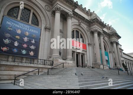 NEW YORK, N.Y/USA - 22. März 2020: Das Metropolitan Museum of Art an einer leeren Fifth Avenue wegen gesundheitlicher Bedenken, um die Verbreitung von Coronavirus zu stoppen. Stockfoto