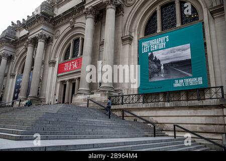 NEW YORK, N.Y/USA - 22. März 2020: Das Metropolitan Museum of Art an einer leeren Fifth Avenue wegen gesundheitlicher Bedenken, um die Verbreitung von Coronavirus zu stoppen. Stockfoto