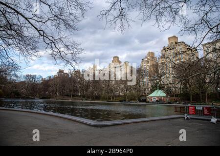 NEW YORK, N.Y/USA - 22. März 2020: Central Park ist wegen gesundheitlicher Bedenken ruhig, um die Ausbreitung von Coronavirus zu stoppen. Stockfoto