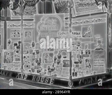 Glasnegativ, Schaufensterglas, 'Snapshots at Night', George St, Sydney, 1933-1936, Schwarz-Weiß, Glasnegativ mit 1/4 Platten des Schaufensterglases in Sydneys Kodak-Filiale in der George Street 379-381, ca. 1933-1936. Die Aktion ist für Kodak Supersensitive Panchromatic Film, und bietet Kameras und Filmprodukte sowie Promotionen für einen Fotowettbewerb mit einem 35 Pfund Preis, nur für Bilder in künstlichem Licht aufgenommen. Kollektion, Reimagined von Gibon, Design von warmen fröhlich glühen der Helligkeit und Lichtstrahlen Strahlkraft. Klassische Kunst neu erfunden mit einem modernen Twist. Photograp Stockfoto