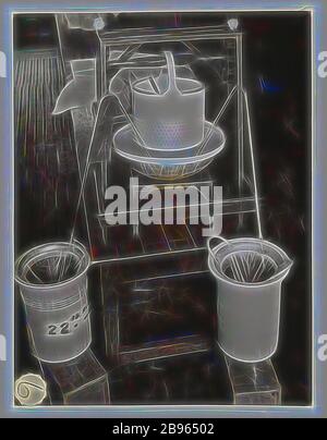 Foto, Siphoning Final Solution, Silver Nitrate Dept, Abbotsford, um 1940er Jahre, Schwarz-Weiß-Foto mit dem Absaugen von Silbernitrat in der Kodak Australasia Pty Ltd Fabrik, Abbotsford. Das Bild ist die Nummer 6 in einer Serie mit dieser Abteilung und ihre Ausrüstung. Sammlung von Produkten, Werbematerialien, Fotografien und Arbeitsleben Artefakte, wenn die Melbourne Fertigung, Reimagined von Gibon, Design von warmen fröhlich glühen von Helligkeit und Lichtstrahlen Ausstrahlung. Klassische Kunst neu erfunden mit einem modernen Twist. Fotografie inspiriert von Futurismus, umarmt dynamische Energ Stockfoto