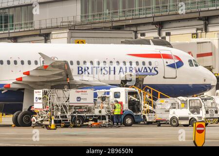 FLUGHAFEN LONDON-GATWICK, ENGLAND - APRIL 2019: Airbus Jet von British Airways wird am Flughafen London-Gatwick betankt Stockfoto
