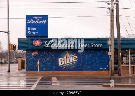 Die Labatt Brewery in London, Kanada, gab vor kurzem bekannt, dass die Produktion während der COVID19-Pandemie von Bier auf Händededesinfektionsmittel verlagert wird. Stockfoto